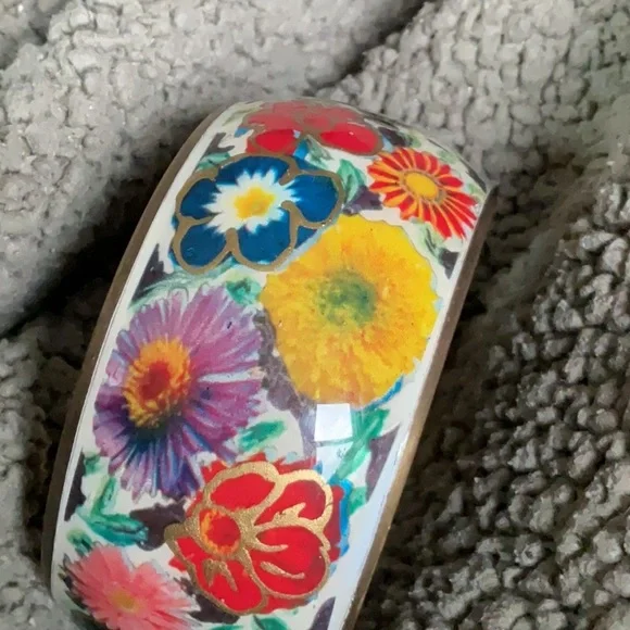 Vintage Floral w/Gold Accents Bangle Bracelet Brass interior/Pretty Piece - Picture 7 of 8